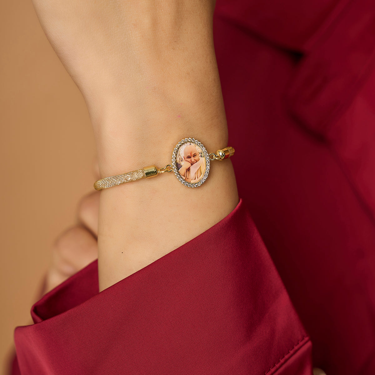Guruji Swaroop Diamond Filled Rope Bracelet- Gold
