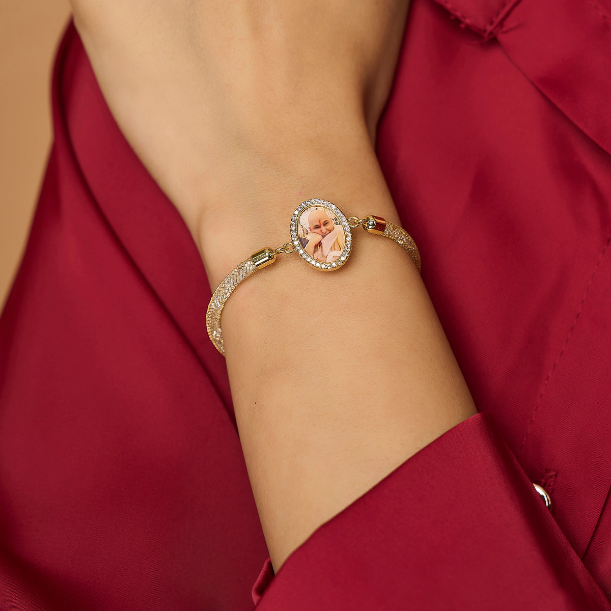 Guruji Swaroop Diamond Filled Rope Bracelet- Gold