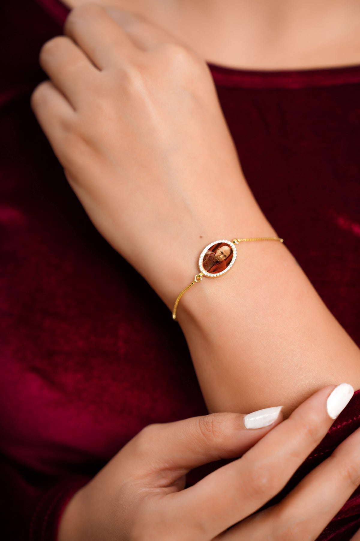 Jai Guruji Swaroop Chain Bracelet- Red