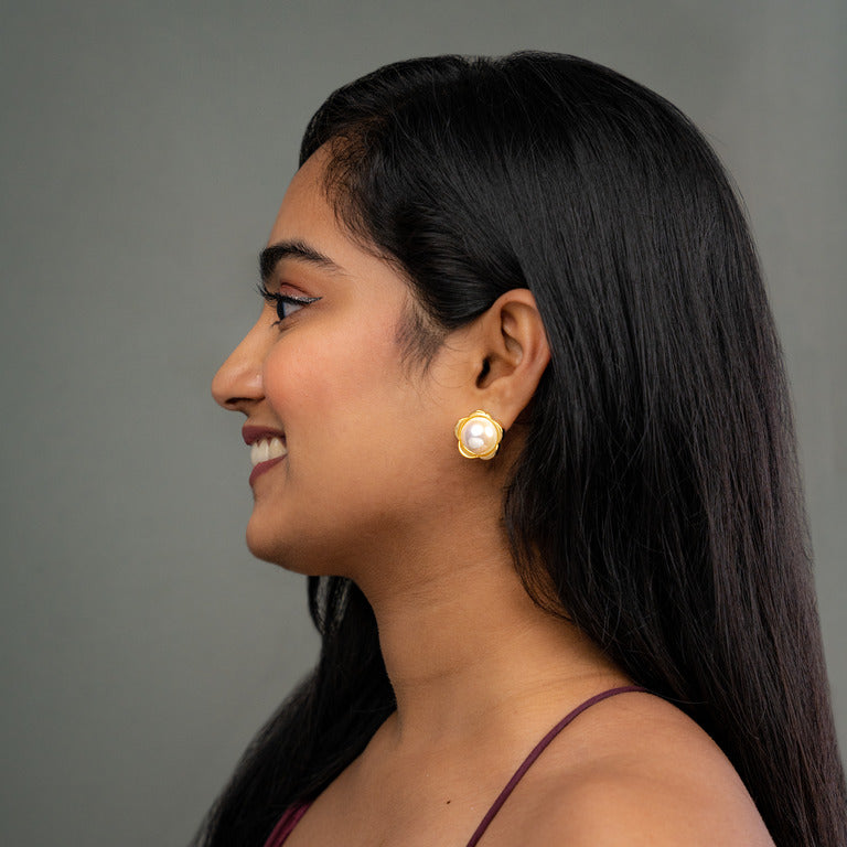 Round Pearl Flower Earrings