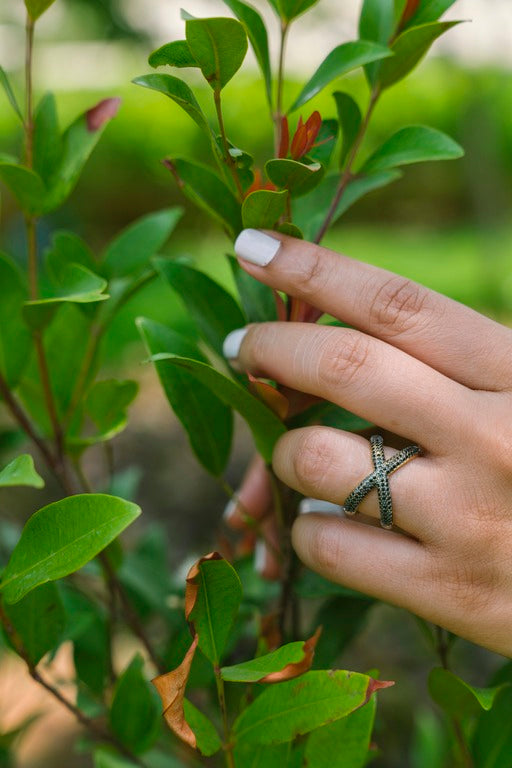 Criss-cross Black Stone Ring